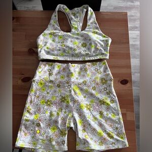 Fabletics Retro Floral Daisy Boost PowerHold High Waisted 6'' Short & Sports Bra